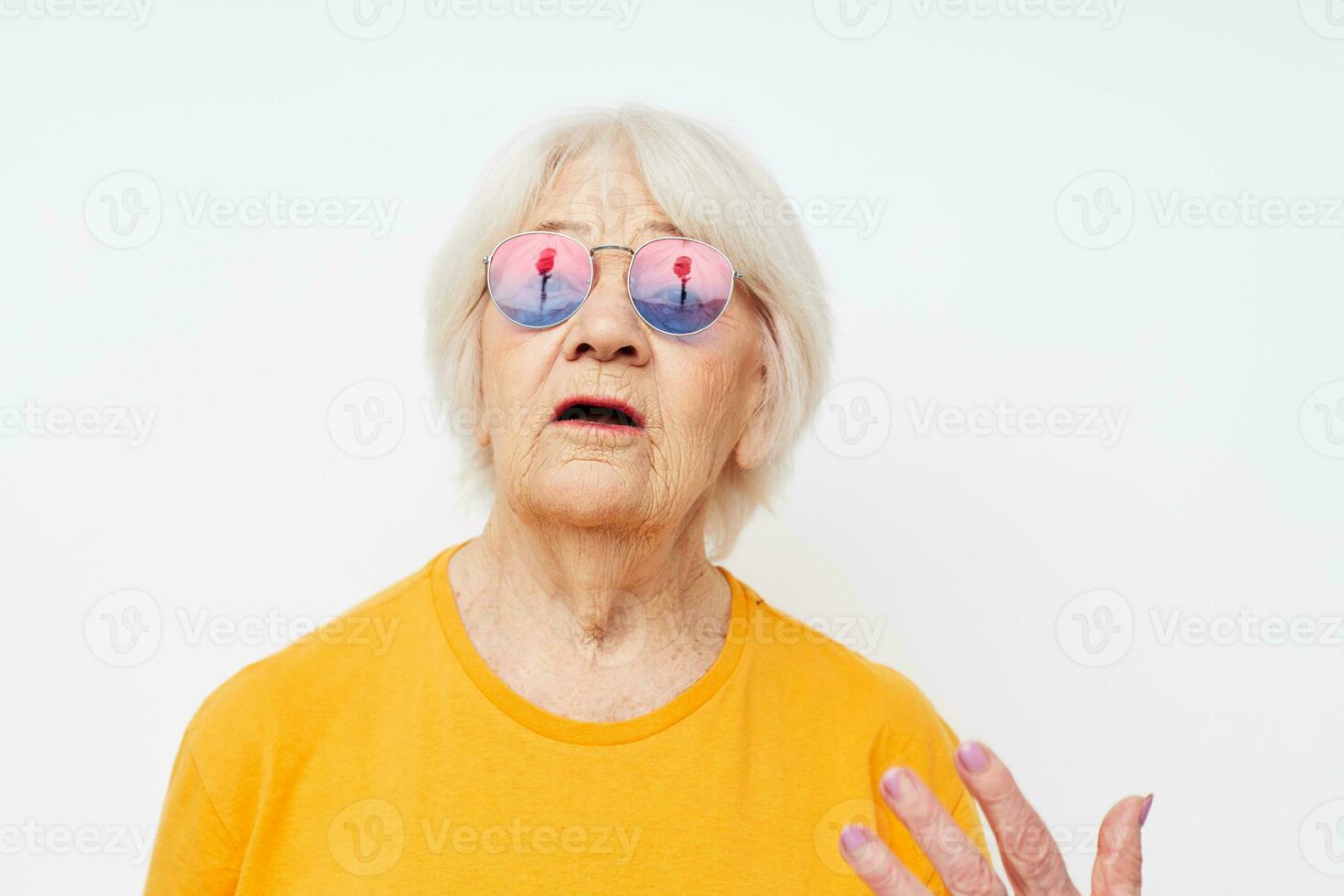 sonriente mayor mujer en de moda lentes mano gestos de cerca emociones foto