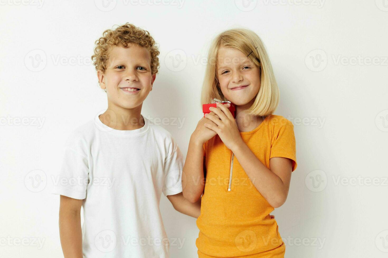 chico y niña regalos fiesta divertido cumpleaños foto