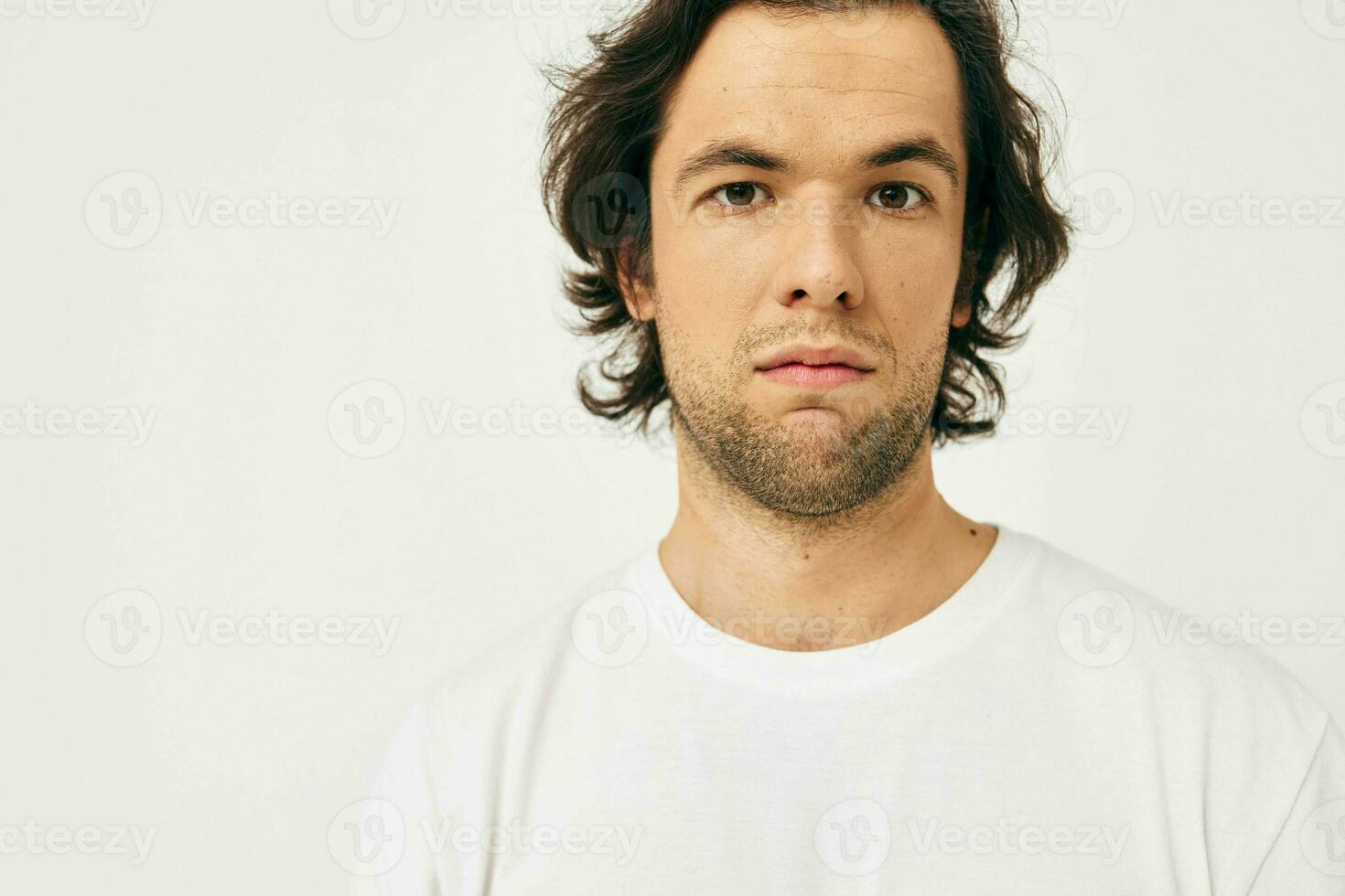 atractivo hombre en un blanco camiseta mano gesto estilo de vida inalterado foto