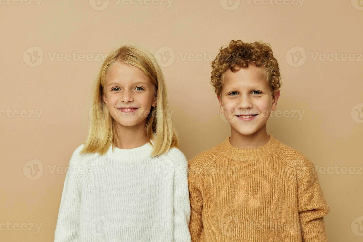 chico y niña en pie siguiente a posando emociones estilo de vida inalterado foto