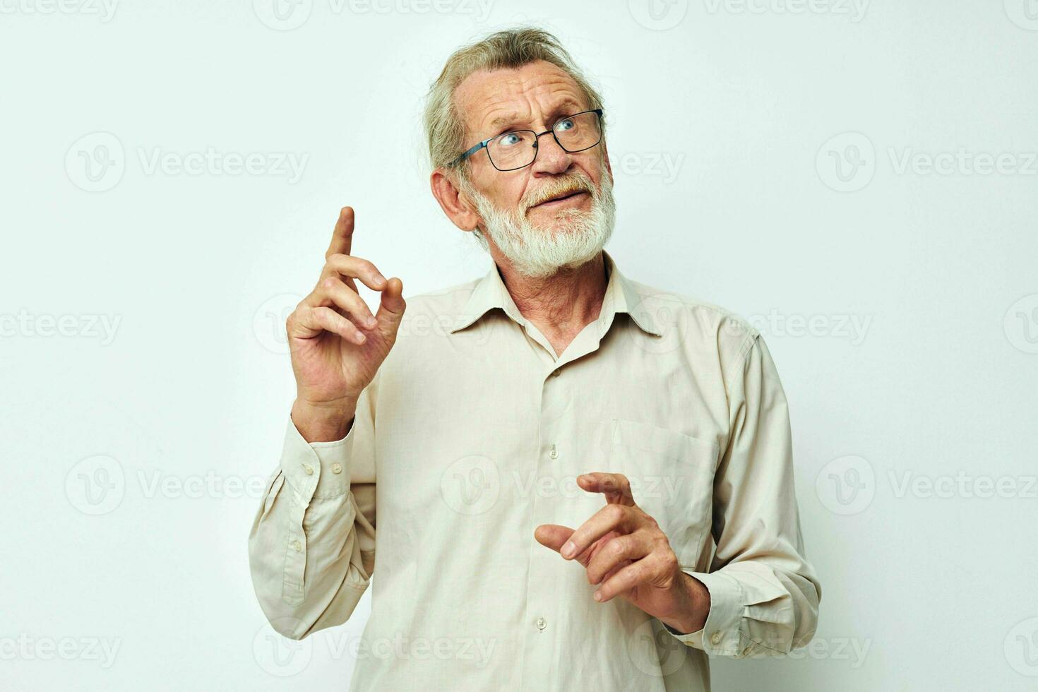 foto de retirado antiguo hombre con un gris barba en un camisa y lentes ligero antecedentes