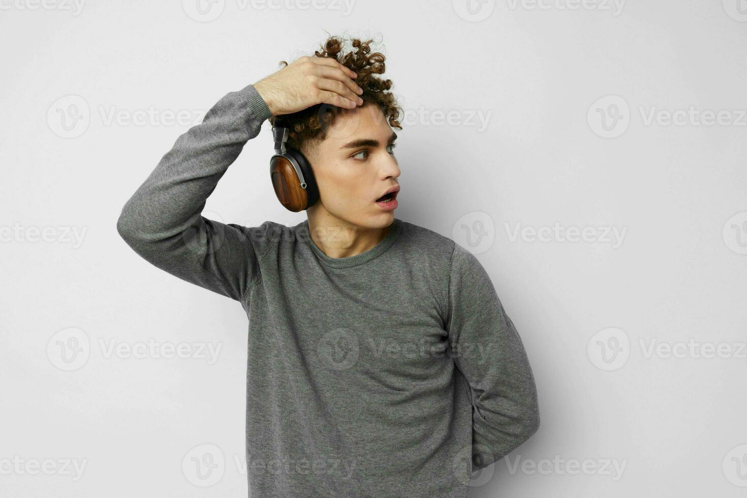 atractivo hombre auricular música tecnología estilo de vida inalterado foto