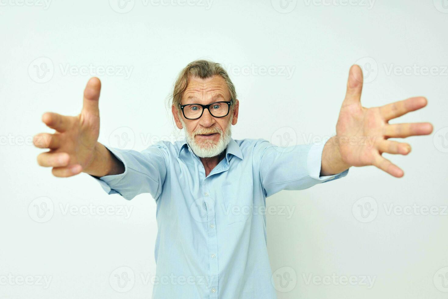 mayor canoso hombre en camisa y lentes posando emociones ligero antecedentes foto