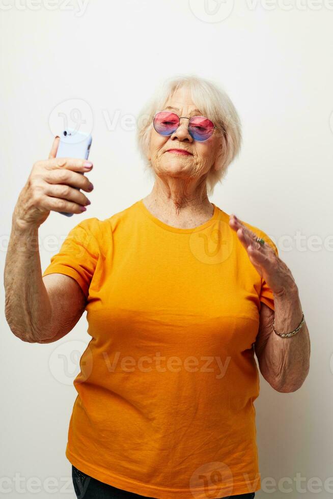 retrato de un antiguo simpático mujer contento estilo de vida en amarillo camisetas aislado antecedentes foto