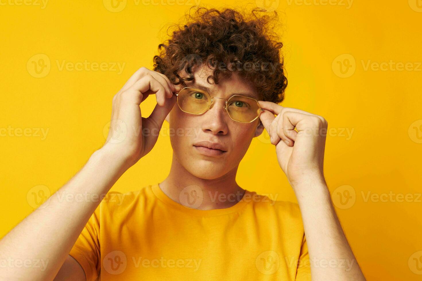 chico con rojo Rizado pelo juventud estilo lentes estudio casual vestir estilo de vida inalterado foto