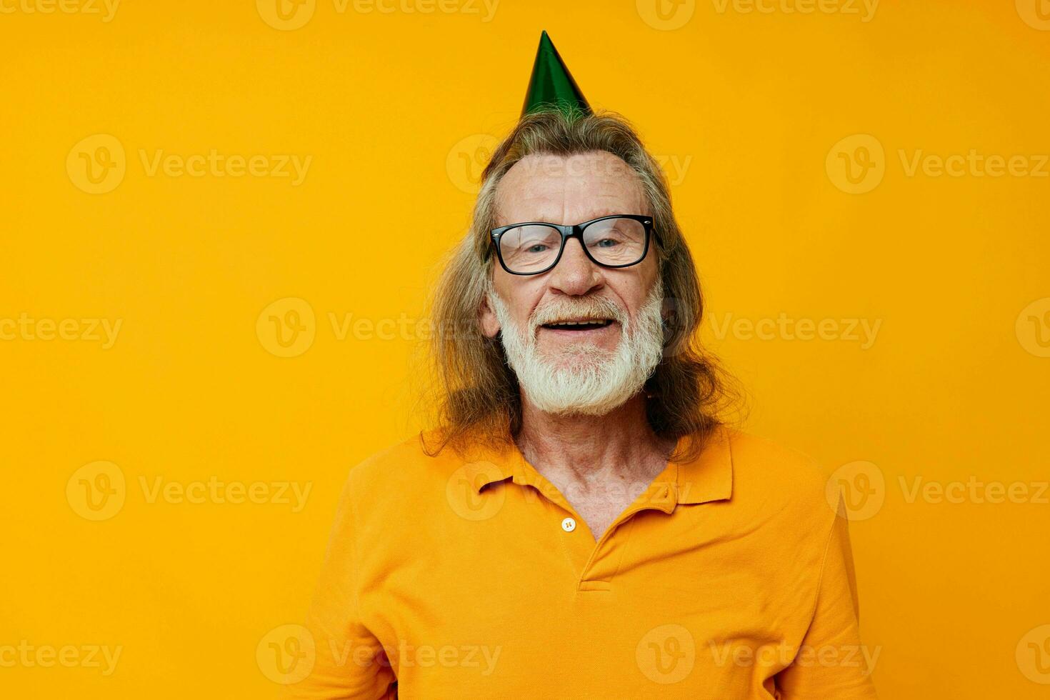 mayor canoso hombre vistiendo lentes verde gorra en su cabeza fiesta emociones monocromo Disparo foto