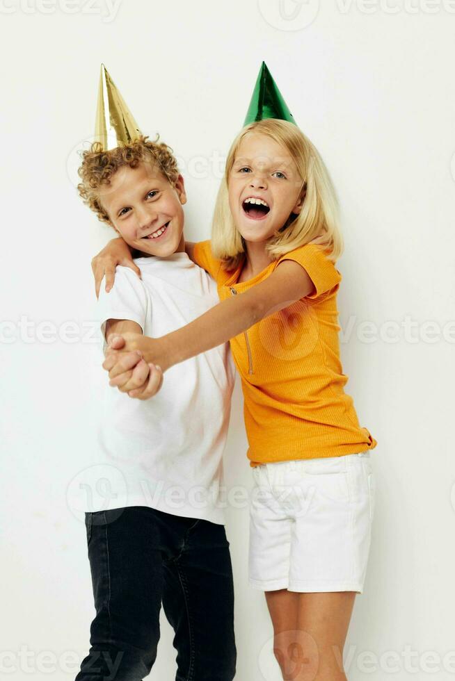 pequeño niños en multicolor tapas cumpleaños fiesta emoción estilo de vida inalterado foto