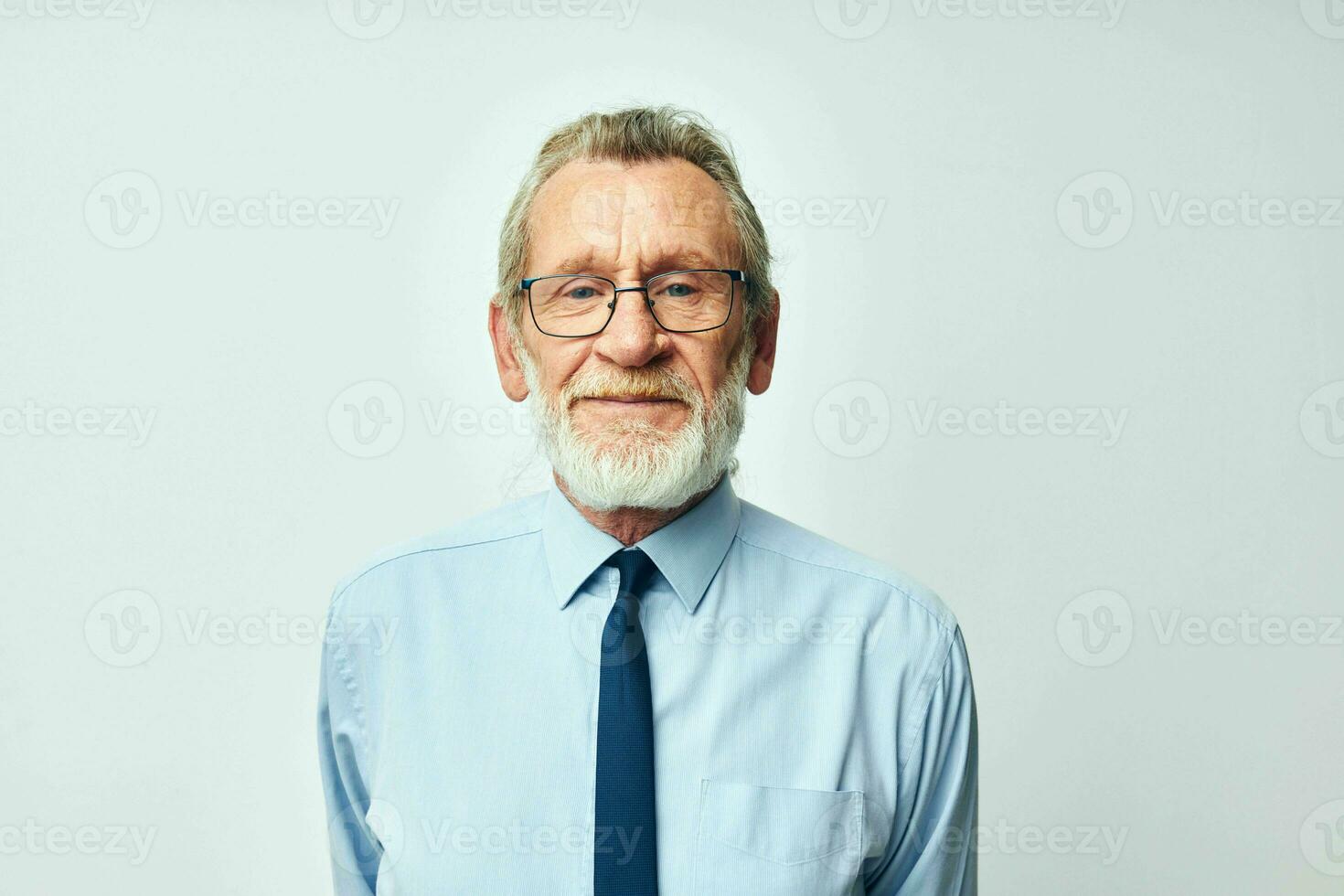 mayor hombre con gris barba en negocio oficina traje foto