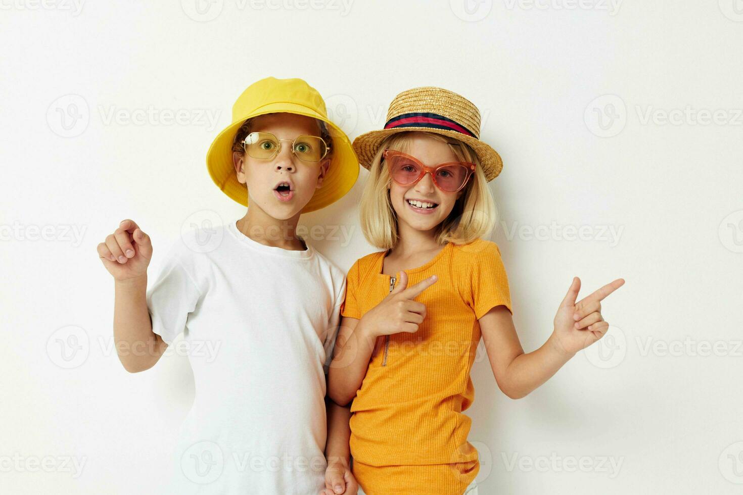 retrato de pequeño niños chico y niña posando Moda infancia foto