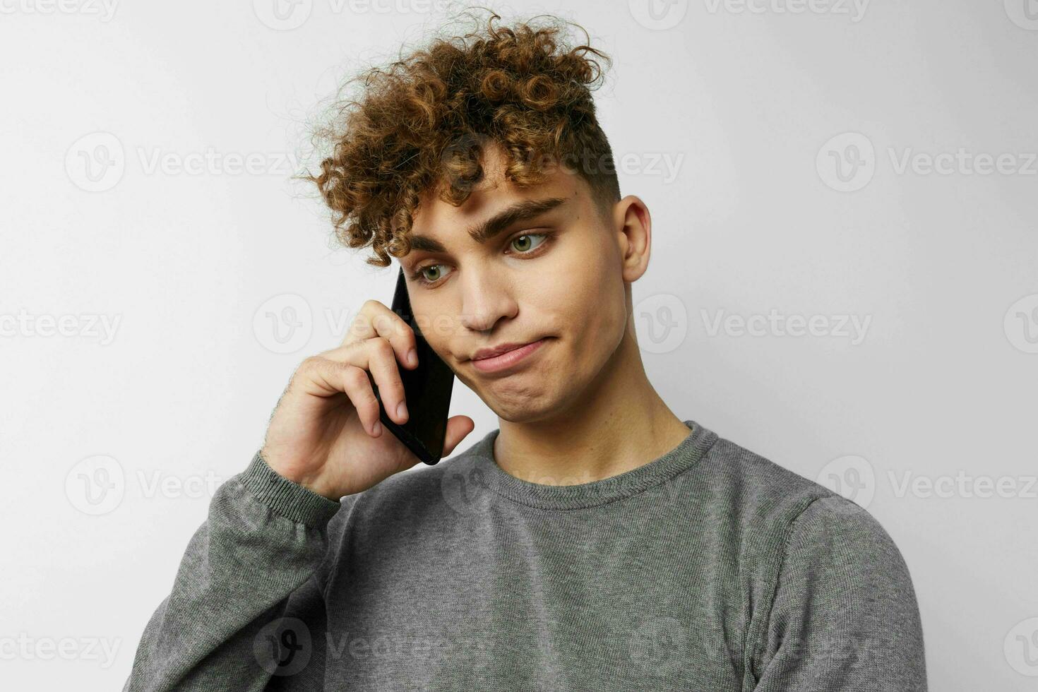 hermoso chico con un teléfono en mano comunicación aislado antecedentes foto