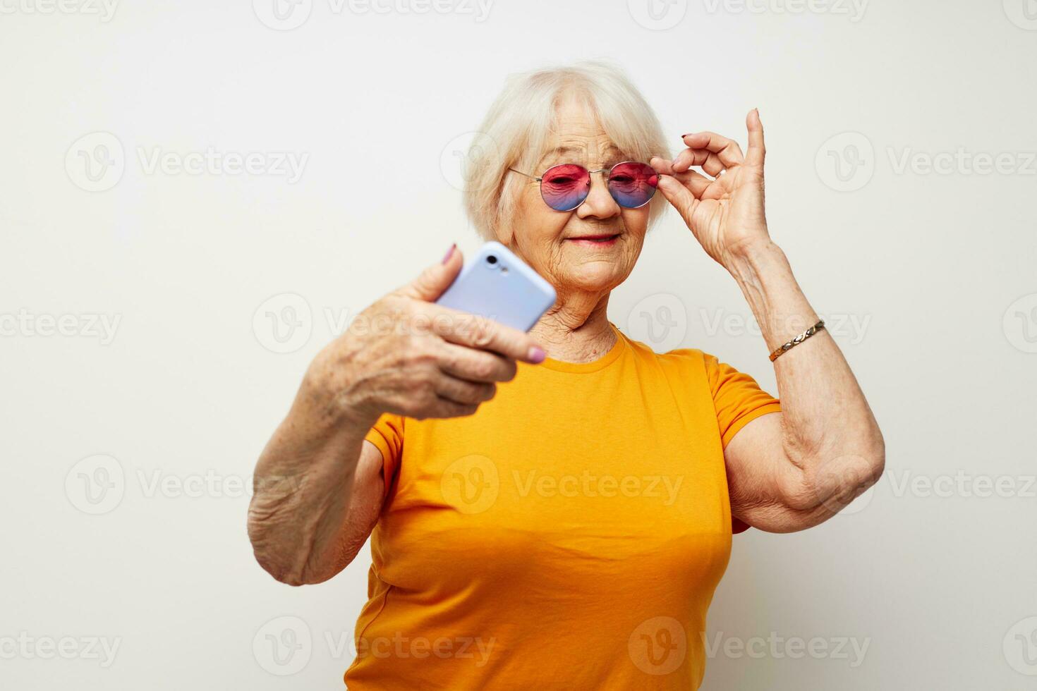 retrato de un antiguo simpático mujer en un amarillo camiseta posando comunicación por teléfono recortado ver foto