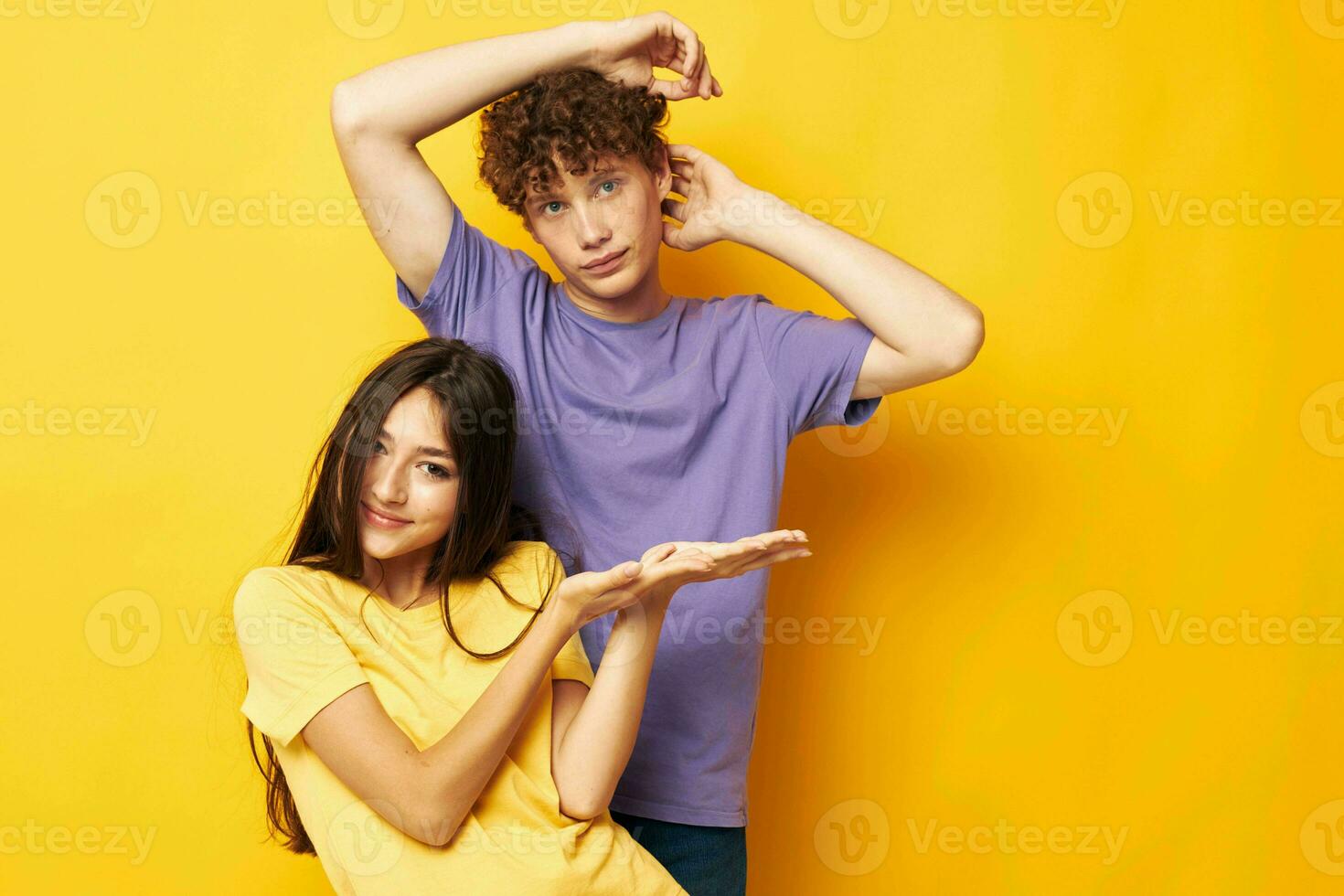 retrato de un hombre y un mujer amistad posando divertido estudio aislado antecedentes inalterado foto