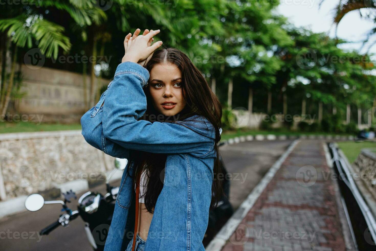 retrato de mujer morena sonrisa con dientes corriendo abajo el calle en contra fondo palma arboles en el zona tropical, verano vacaciones y al aire libre recreación, el despreocupado estilo de vida de un Lanza libre alumno. foto