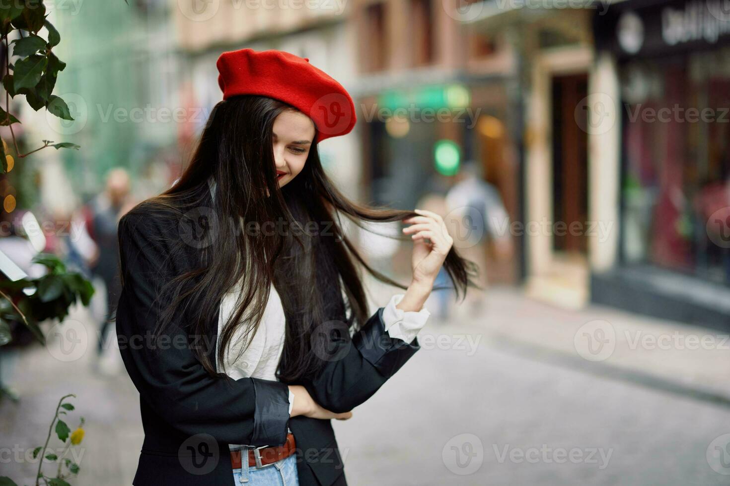 niña sonrisa con dientes soportes en el calle en el ciudad en un chaqueta y rojo boina, cinematográfico francés Moda estilo ropa, viaje a Estanbul foto