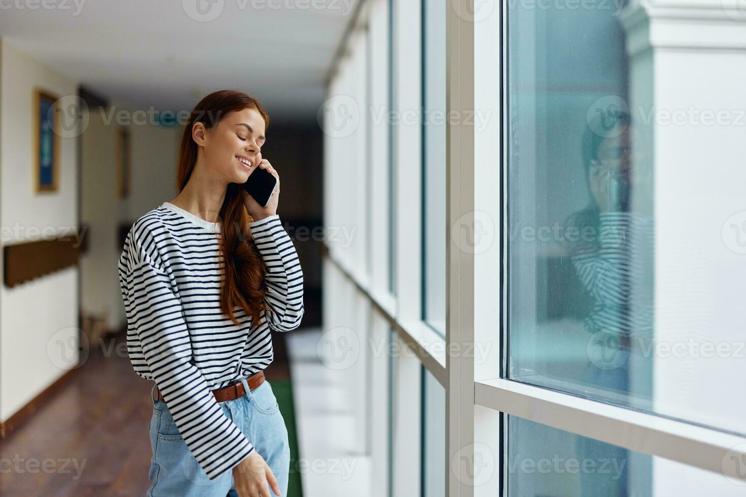 joven mujer hablando en el teléfono vídeo llamada terminado el Internet en línea, sonriente desde un agradable conversacion foto