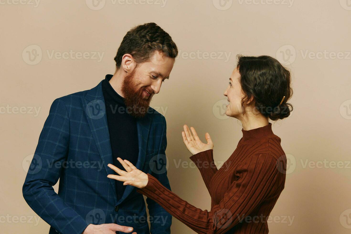 hombre y mujer Pareja en un relación sonrisa y Interacción en un beige antecedentes en un real relación Entre personas foto