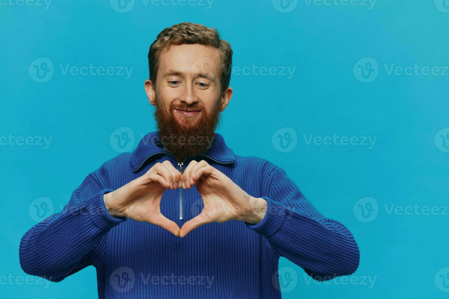 retrato de un hombre en un suéter sonrisa y felicidad, mano señales y símbolos, en un azul antecedentes. estilo de vida positivo, Copiar lugar. foto