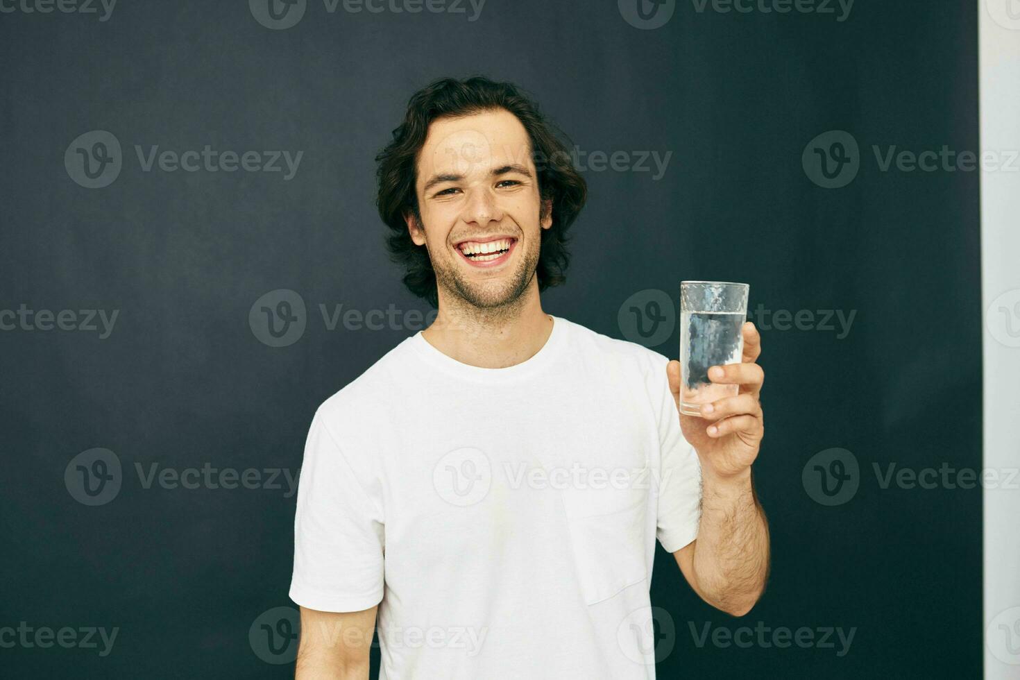 atractivo hombre transparente vaso de agua salud aislado antecedentes foto