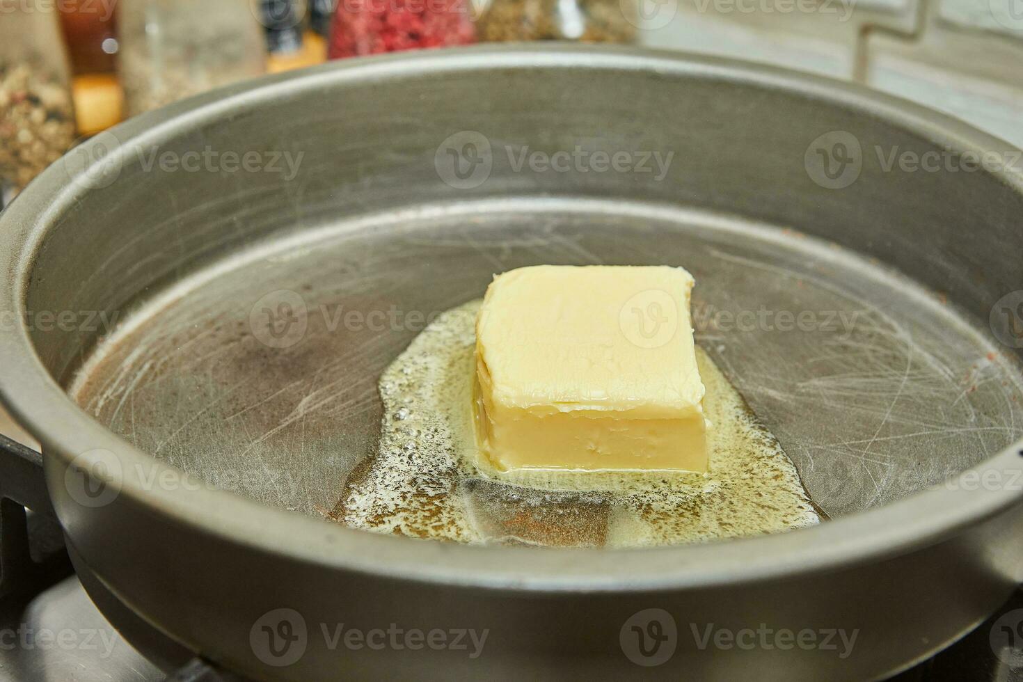 mantequilla es Derretido en fritura pan terminado bajo calor foto