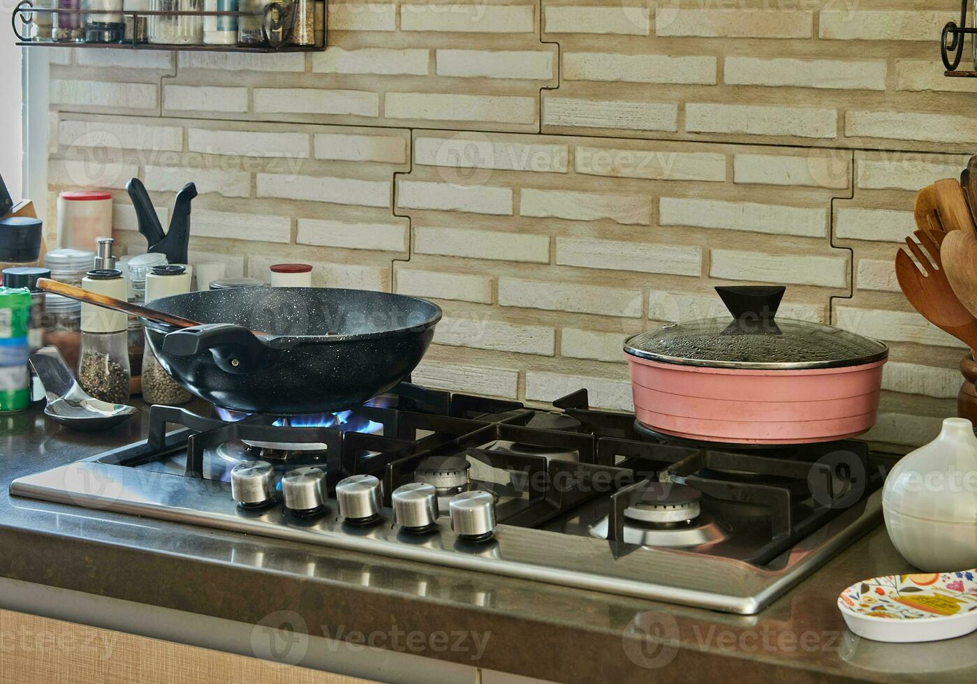 ollas con comida para cocinar en la cocina con estufa de gas foto