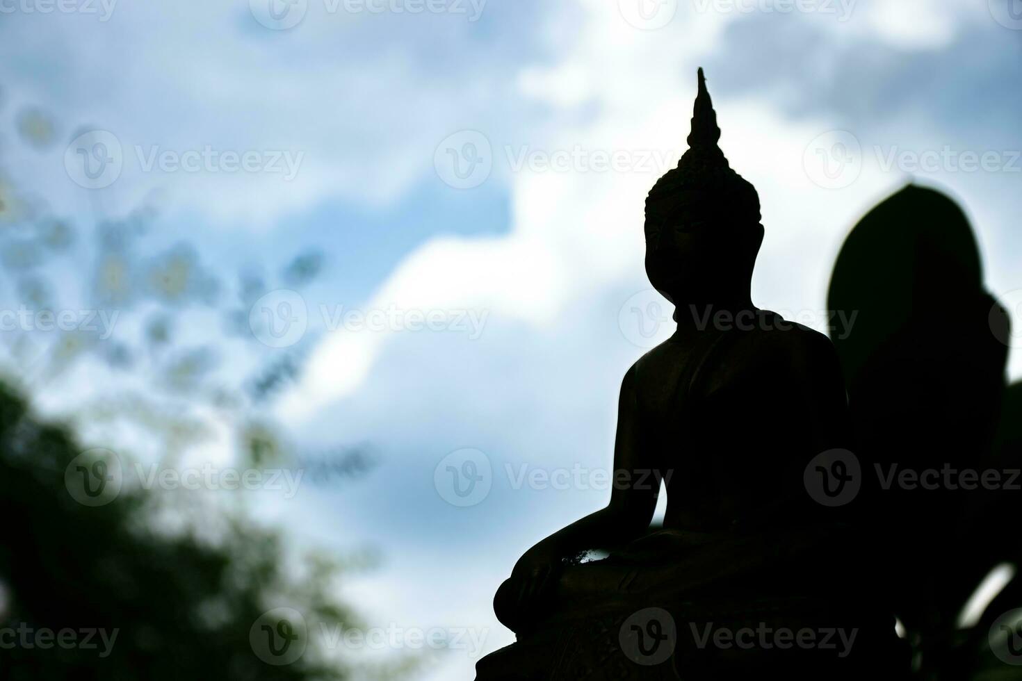 Buda estatua en puesta de sol fondo, buda silueta en azul puesta de sol antecedentes foto
