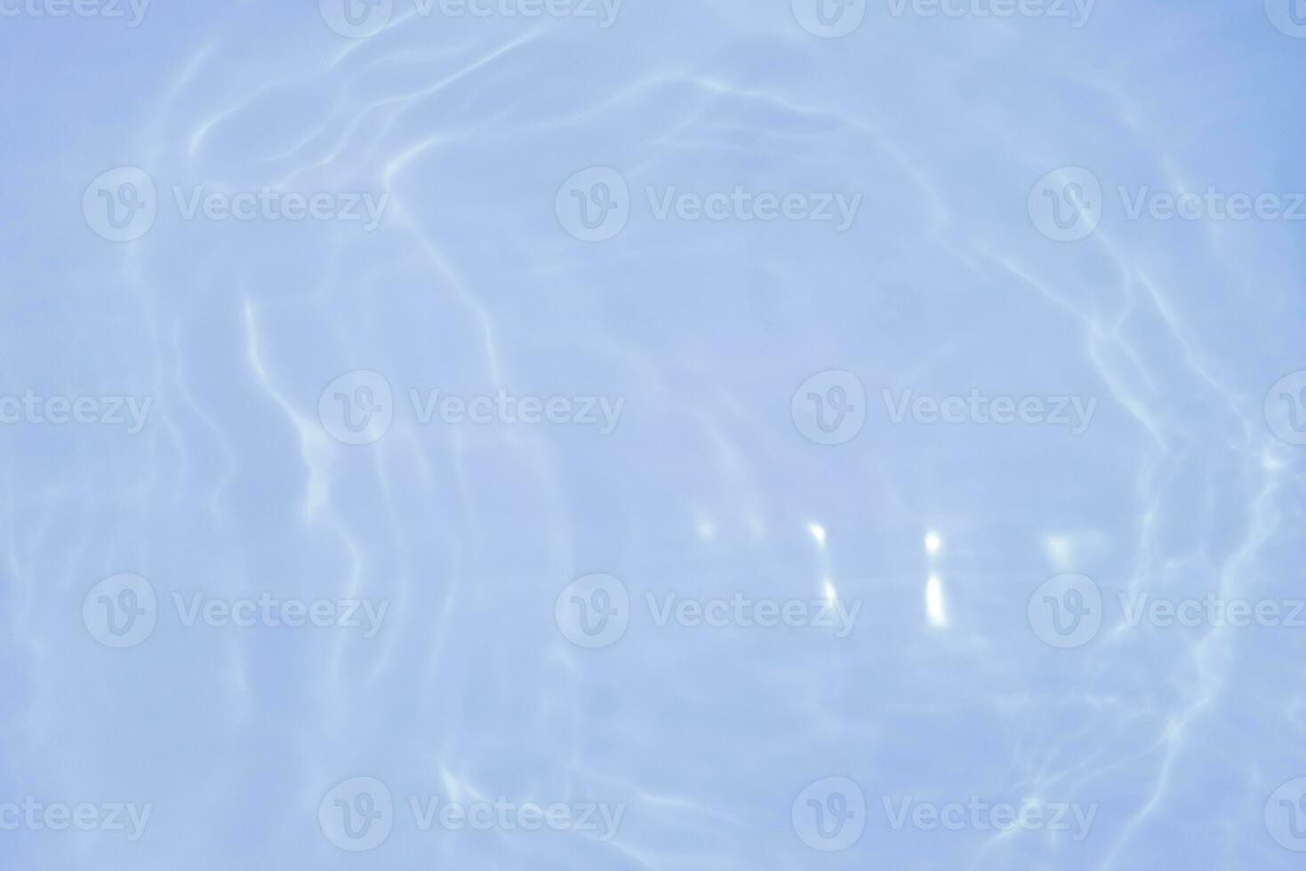 azul agua con ondas en el superficie. desenfocar borroso transparente azul de colores claro calma agua superficie textura con salpicaduras y burbujas agua olas con brillante modelo textura antecedentes. foto