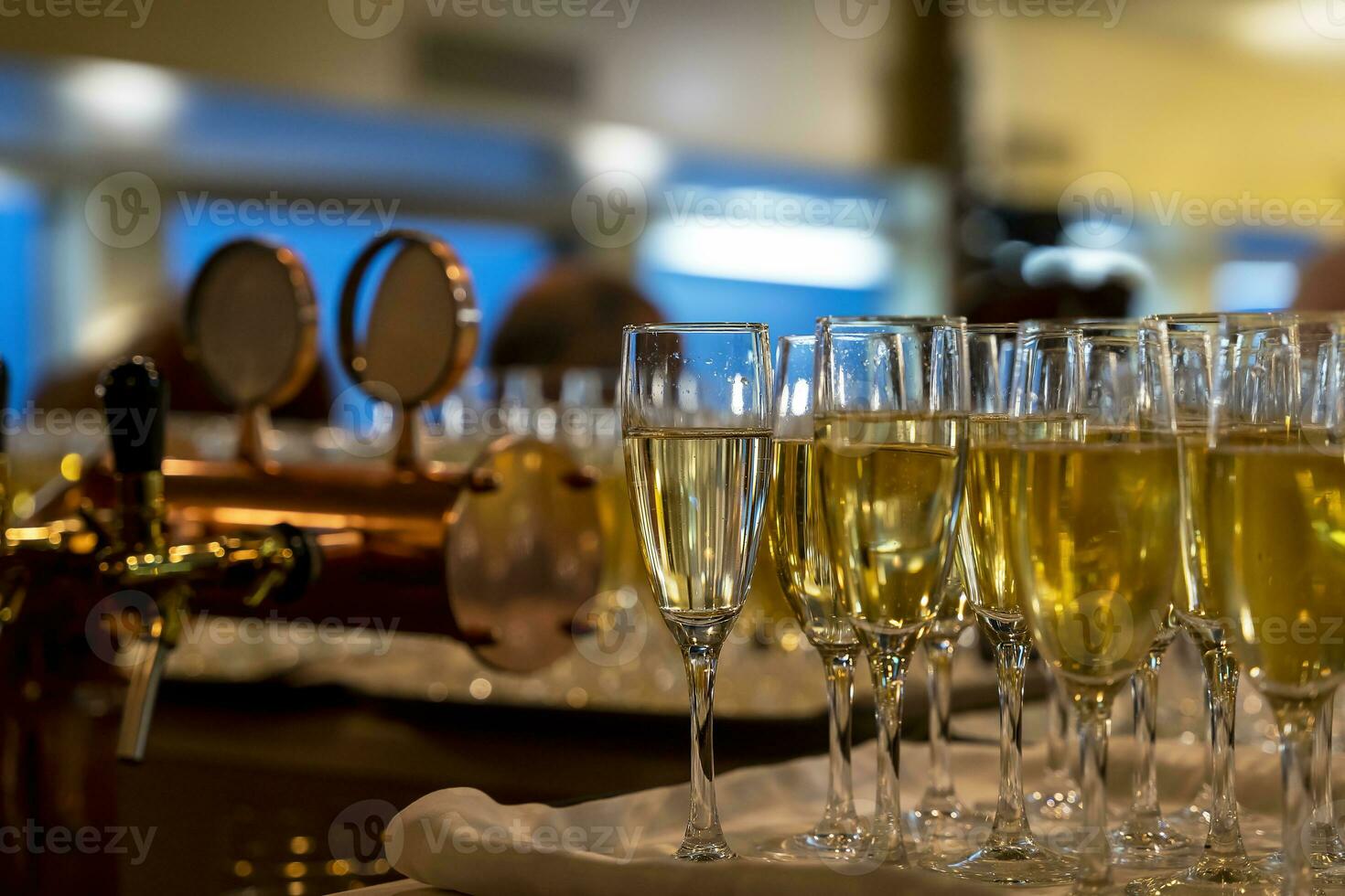 muchos hermosa lentes de champán durante un fiesta en el mesa foto