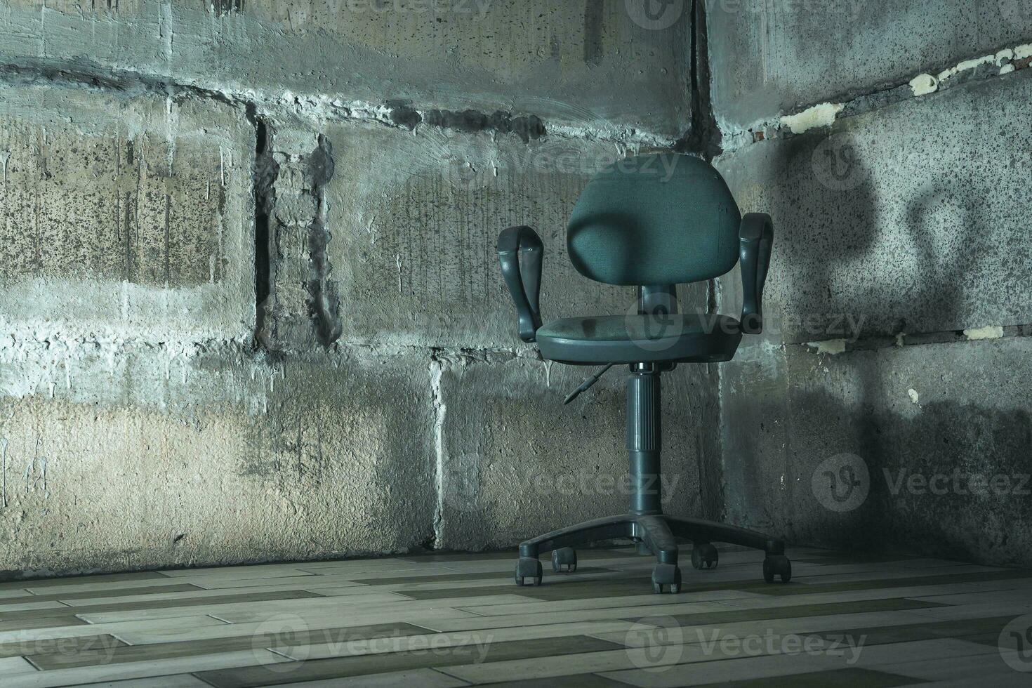 el interrogatorio silla. un antiguo silla en un hormigón sótano. foto