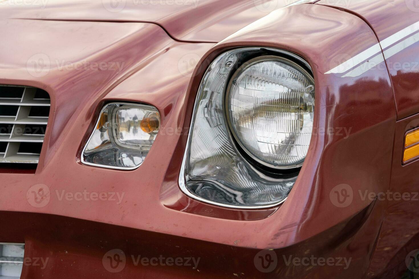 frente faro es un de cerca de un antiguo poderoso clásico americano coche foto