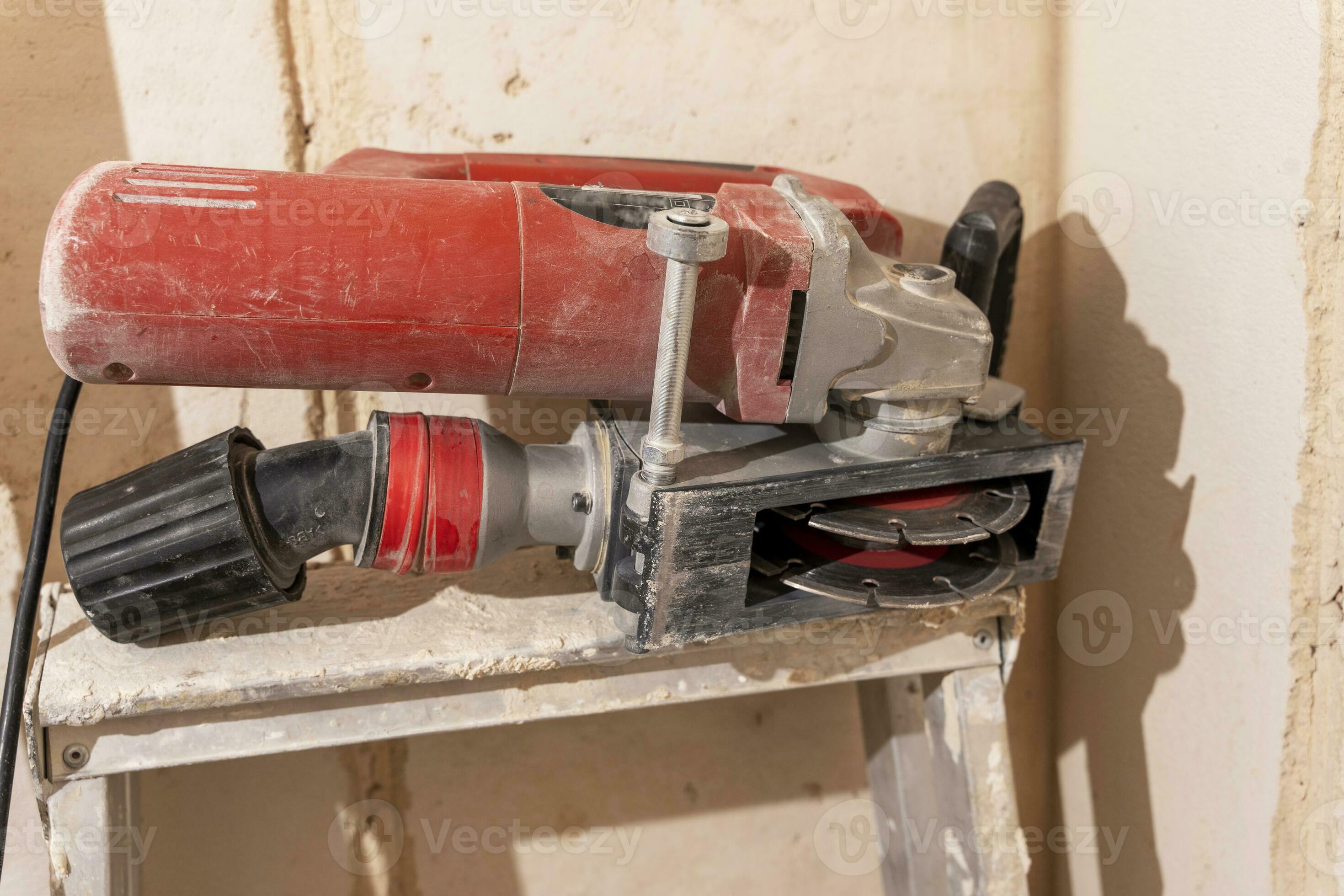 professional construction power tool for cutting grooves in concrete