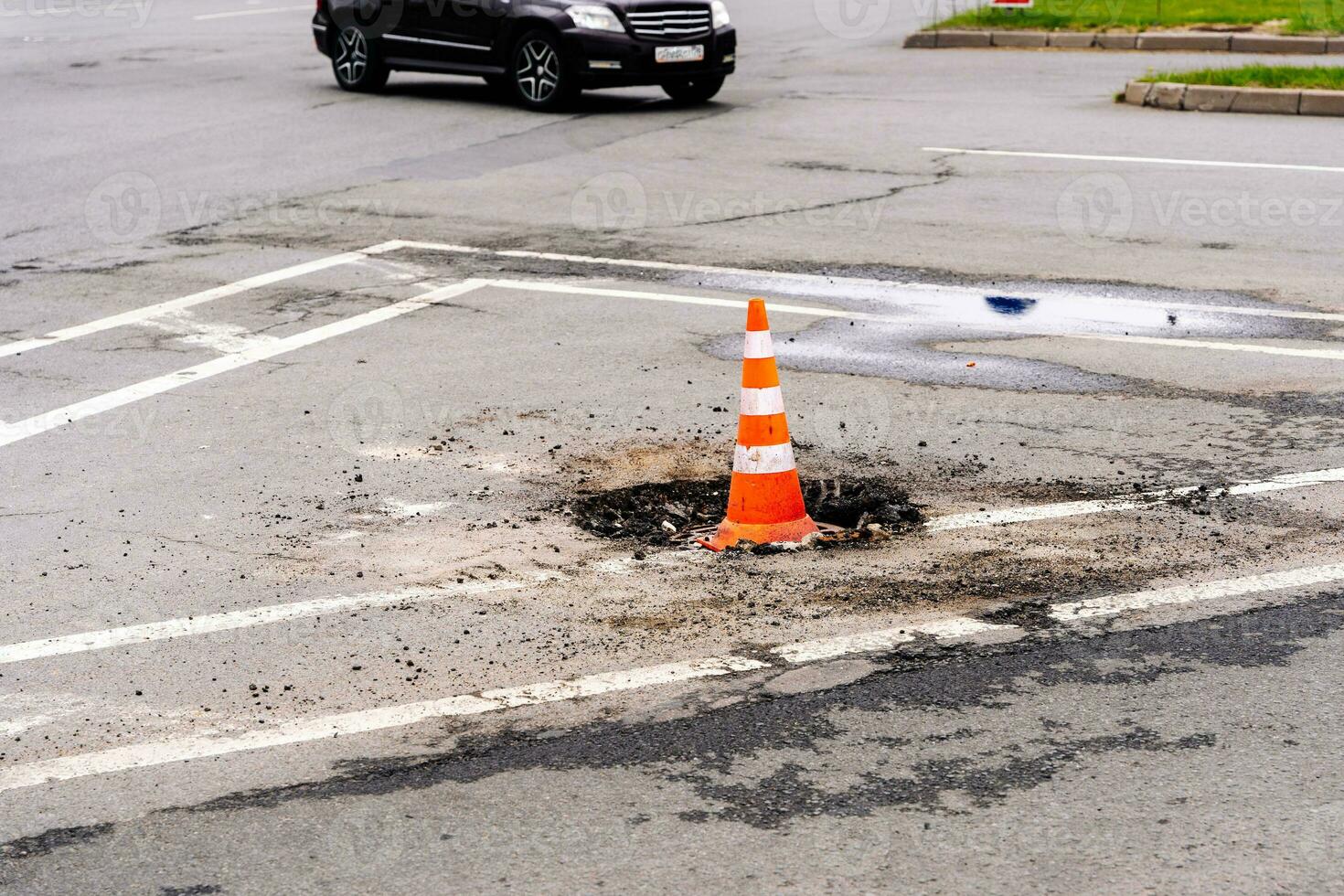 señal tráfico cono en un defectuoso alcantarilla agujero de hombre en un ciudad autopista foto