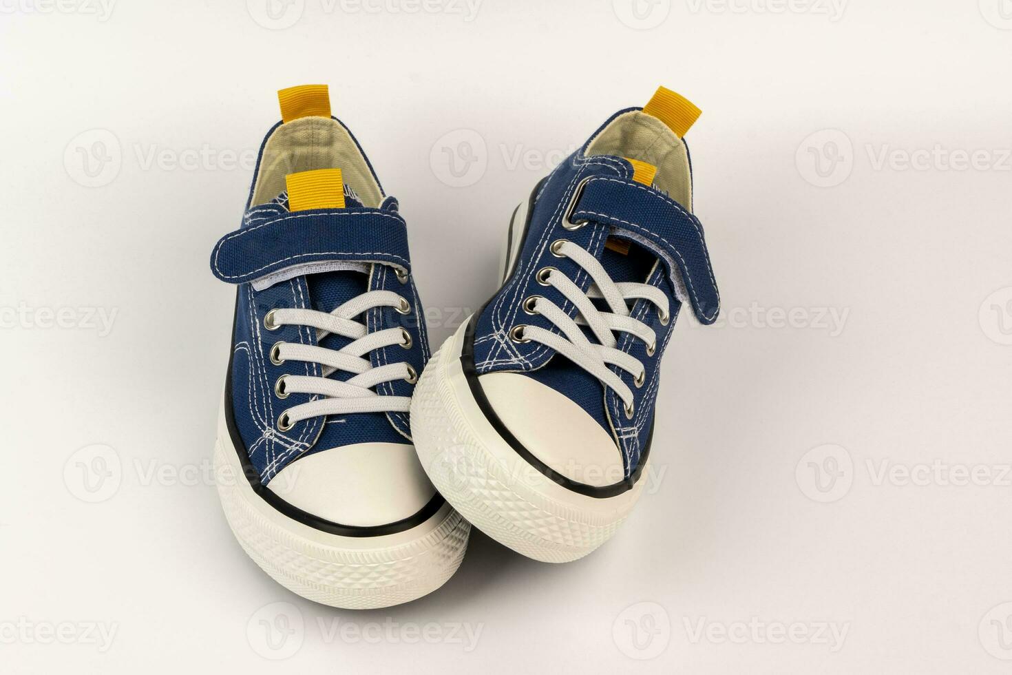 un par de azul zapatillas en un blanco antecedentes. de moda juventud Zapatos foto