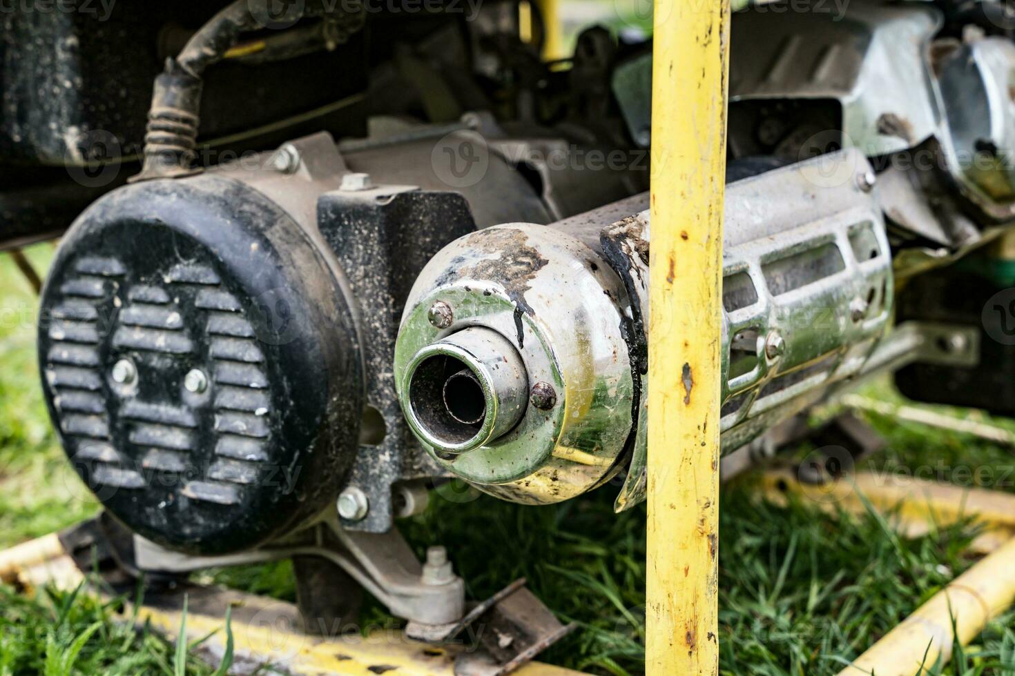 cansada tubo de un gasolina generador operando en un construcción sitio foto