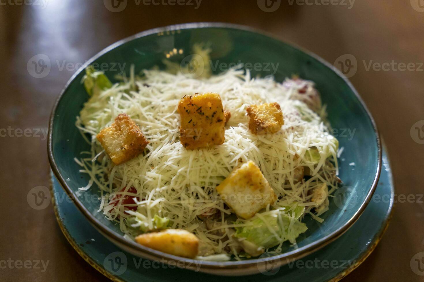 carne hermosamente decorado César ensalada con rallado queso, picatostes foto