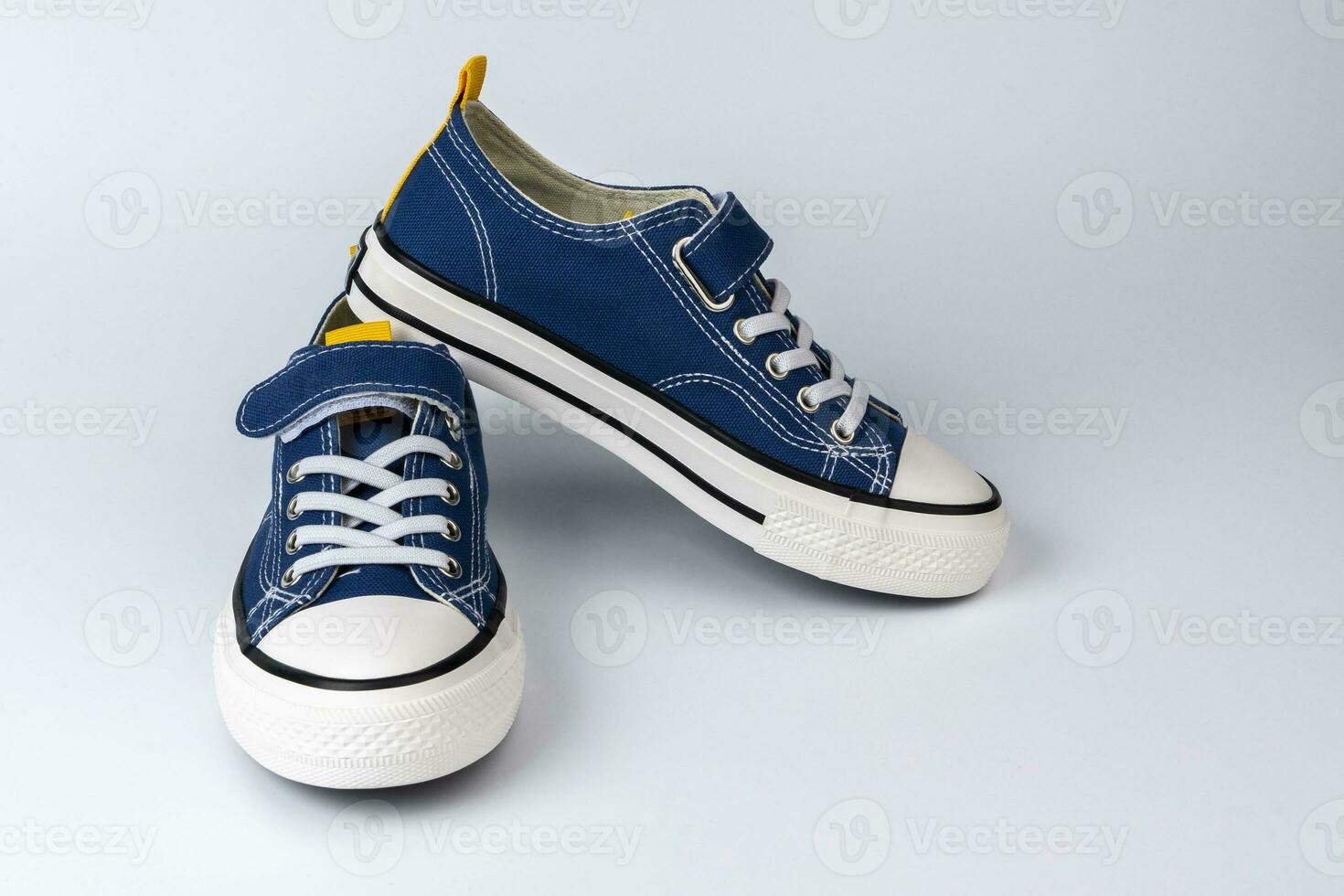 un par de azul zapatillas en un blanco antecedentes. de moda juventud Zapatos foto