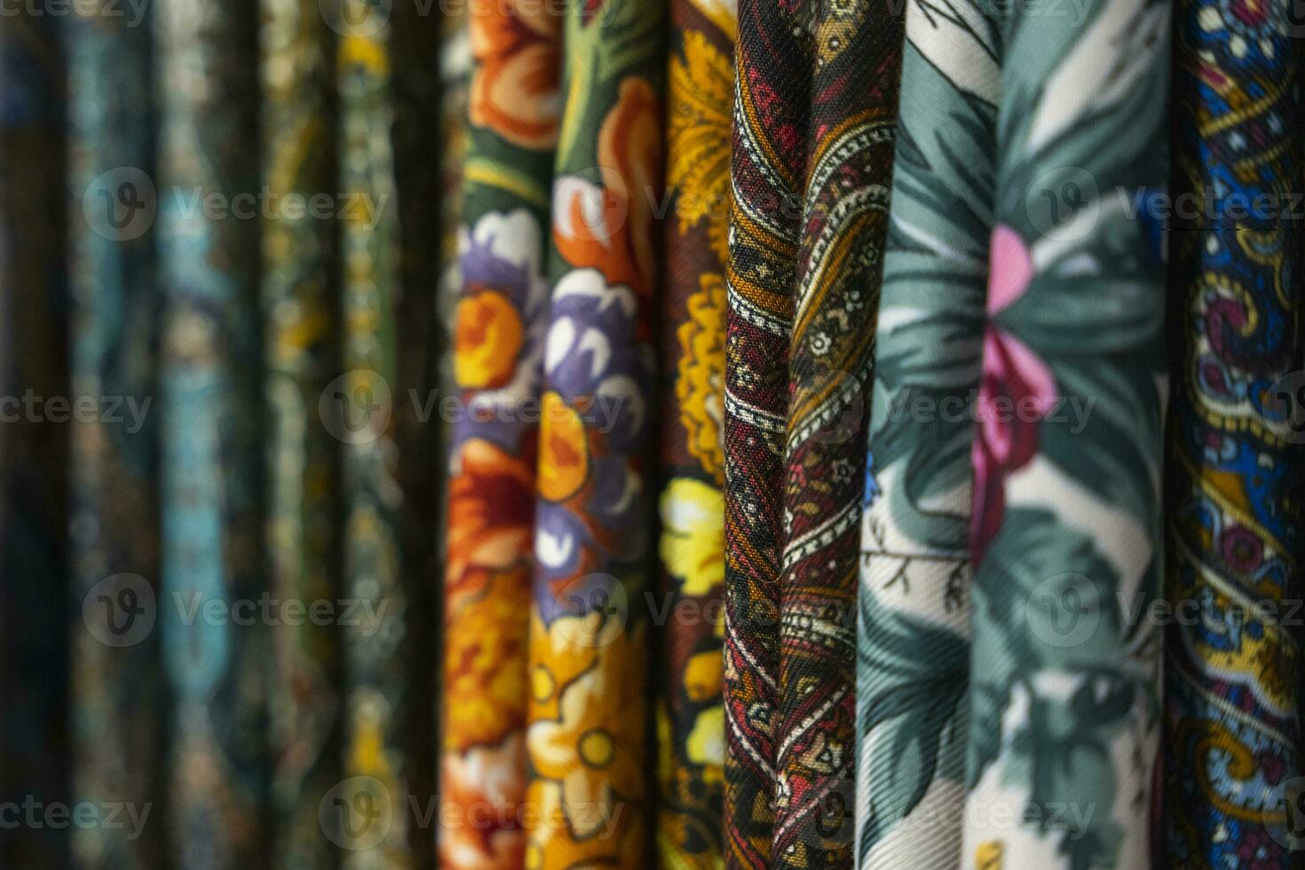 de colores De las mujeres bufandas colgar en un fila. nacional tradiciones foto