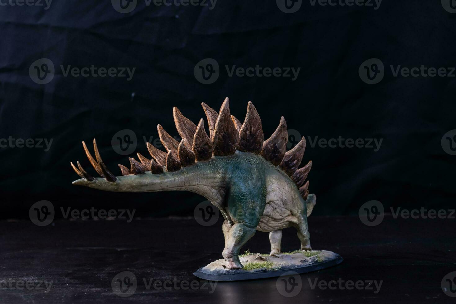 dinosaurio estegosaurio en el oscuro foto