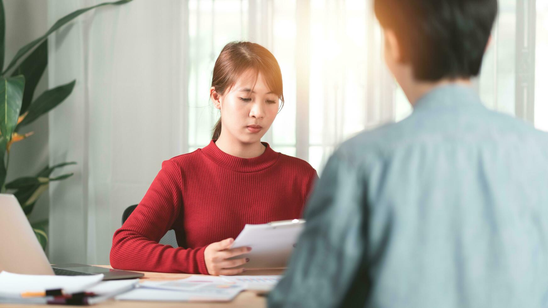 concepto de negocio desarrollo con personal ,revisión de cuentas y evaluando calidad y eficiencia de personal ,hrm o humano recurso administración ,reclutamiento ,trabajo entrevista ,relación administración foto