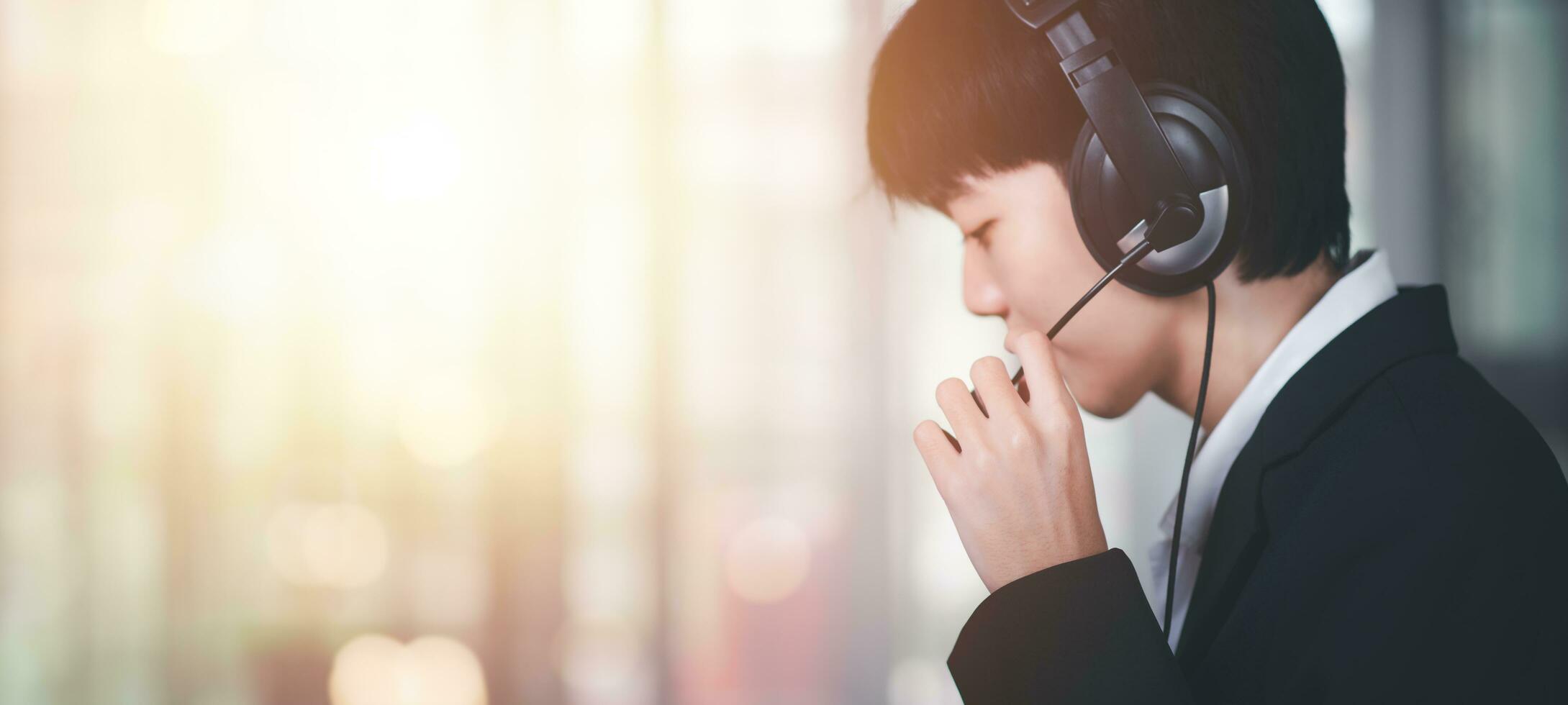 concept online support and customer service ,Hotline contact and advice ,Customer service reception initial troubleshooting ,Communicating and responding customers ,operators product assistance photo