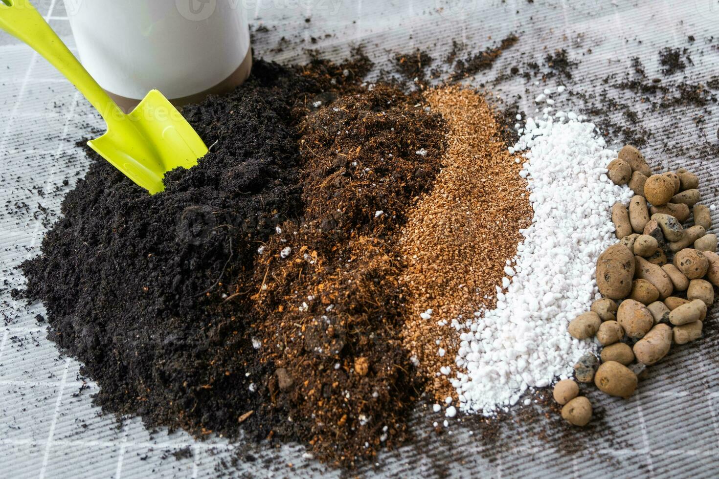 Ingrédients pour le sol de Accueil mis en pot végétaux, tourbe, Terre,  sable, perlite, vermiculite, noix de coco. une mélange pour plantation les  plantes dans une pot. disposition 25109073 Photo de stock