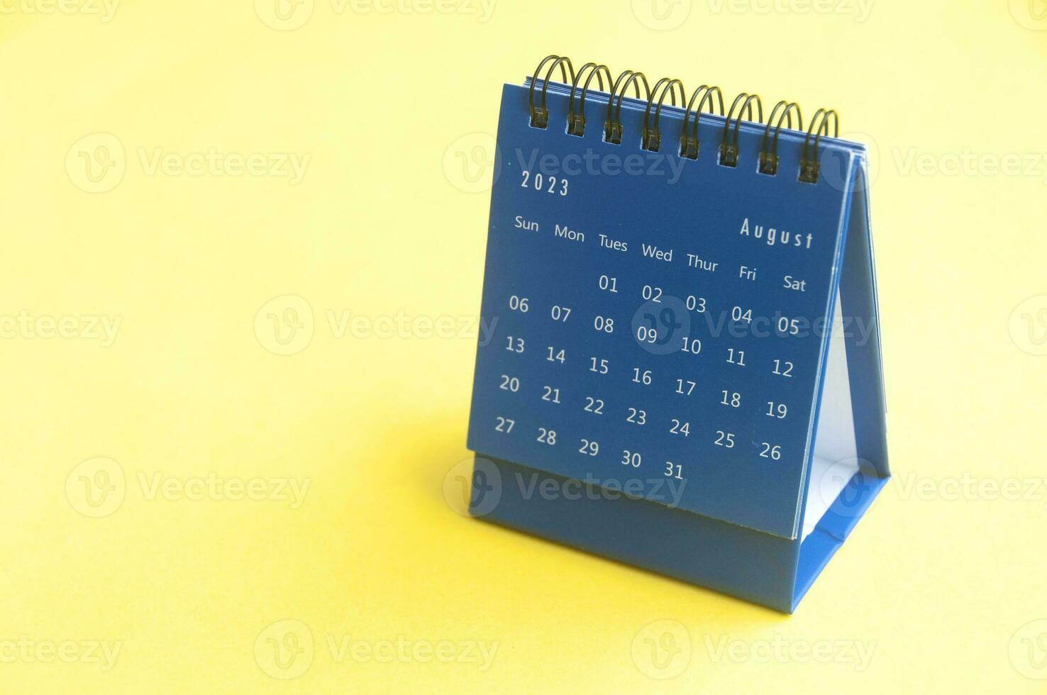 agosto 2023 azul escritorio calendario en amarillo cubrir antecedentes con personalizable espacio para texto. Copiar espacio y calendario concepto foto