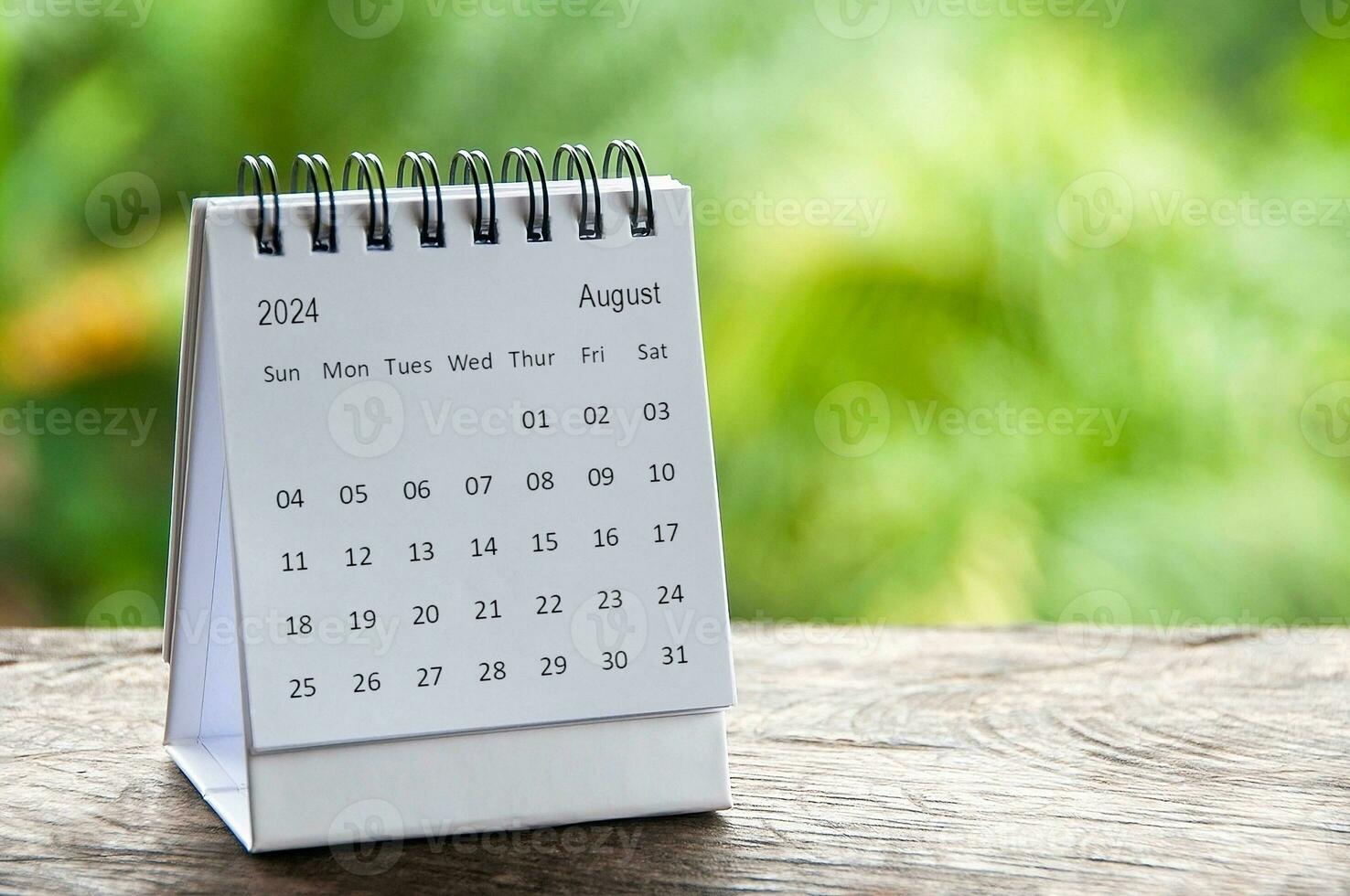 agosto 2024 blanco mesa calendario con personalizable espacio para texto. calendario concepto y Copiar espacio. foto