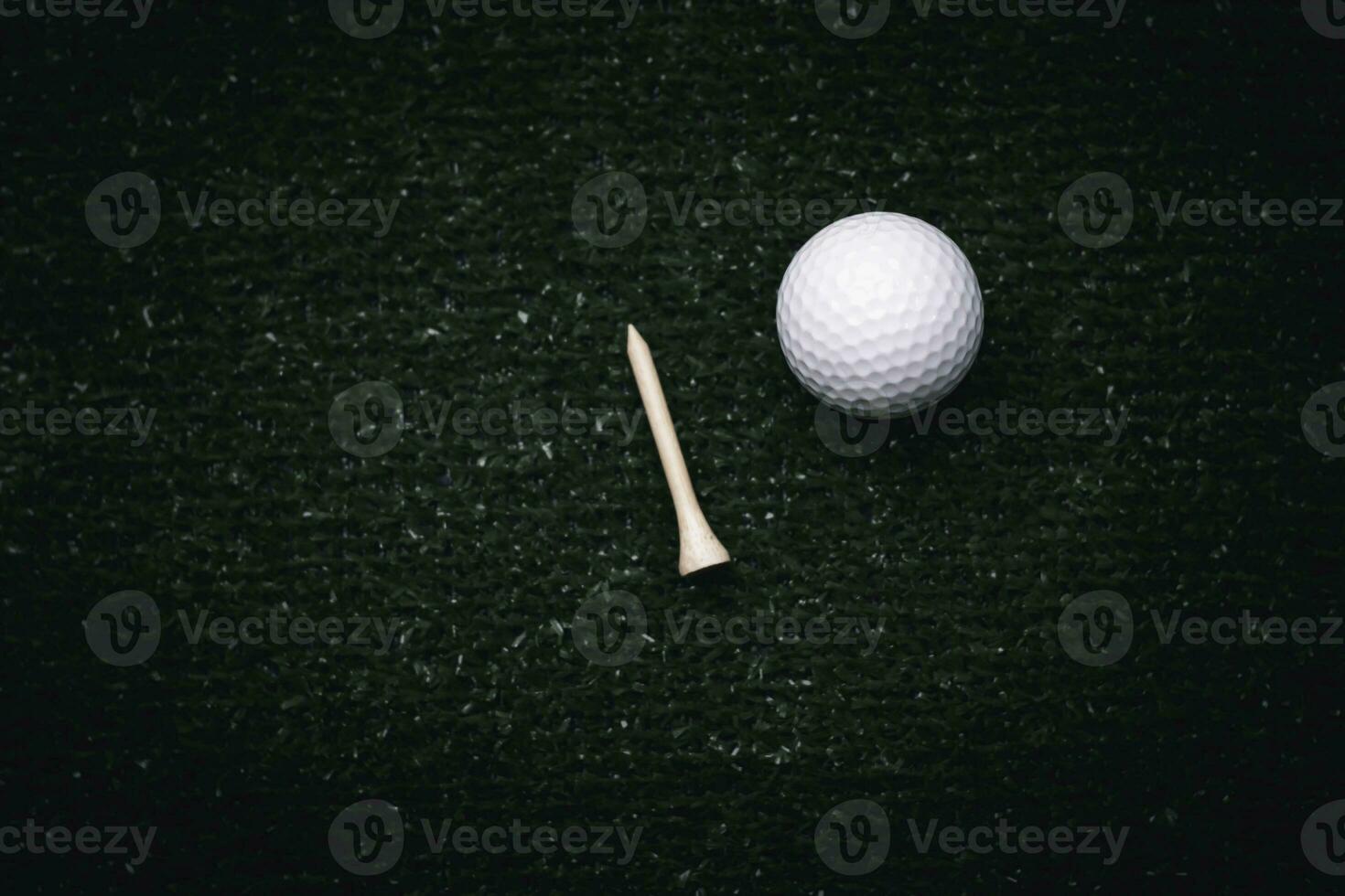 pelota de golf de cerca sobre hierba verde en un hermoso paisaje borroso de fondo de golf.concepto de deporte internacional que se basa en habilidades de precisión para la relajación de la salud. foto