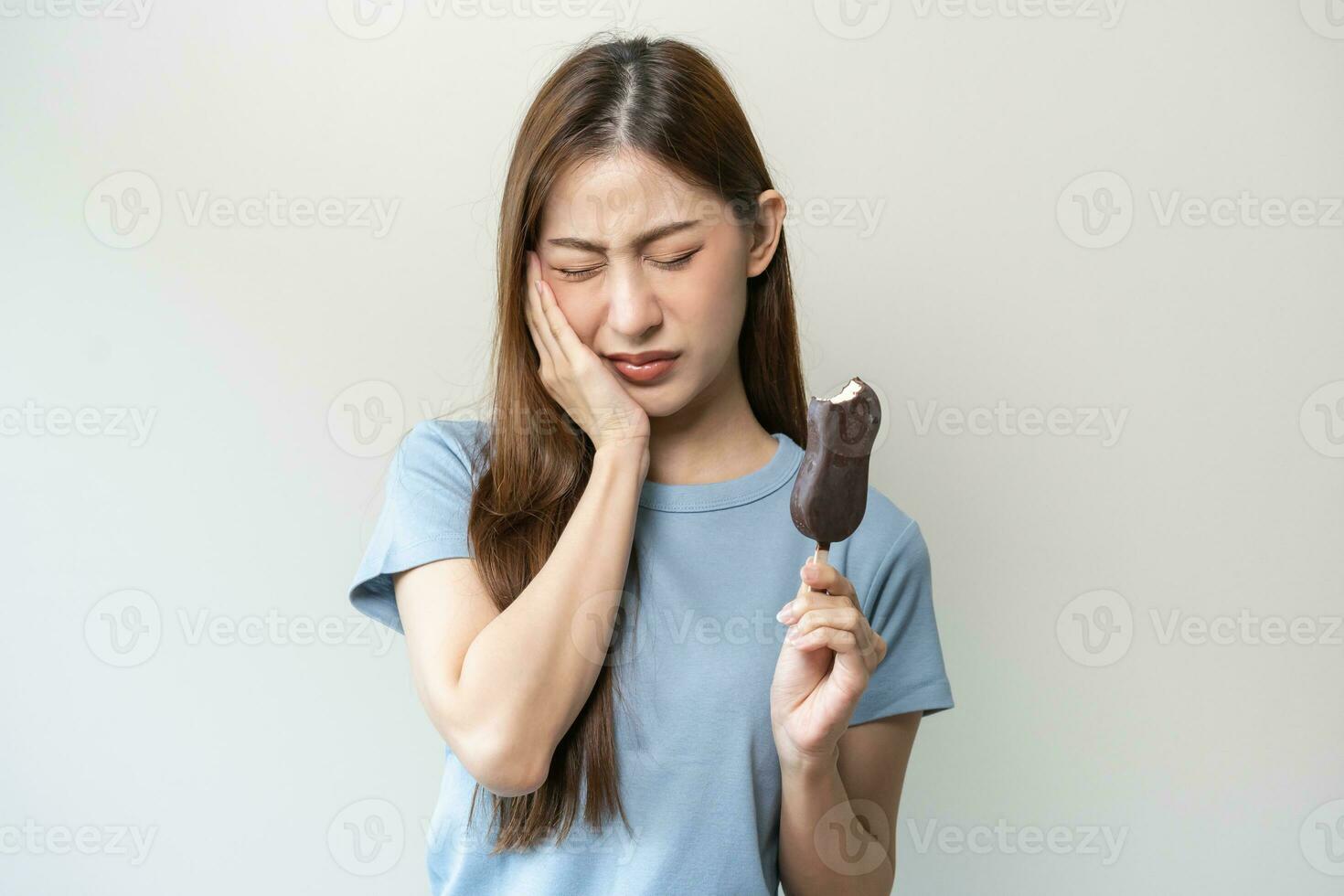 cara expresión sufrimiento desde sensible dientes y frío, asiático joven mujer, niña sensación herir, dolor comiendo hielo crema, paleta dolor de muelas molar diente a hogar, dental problema aislado en blanco antecedentes. foto