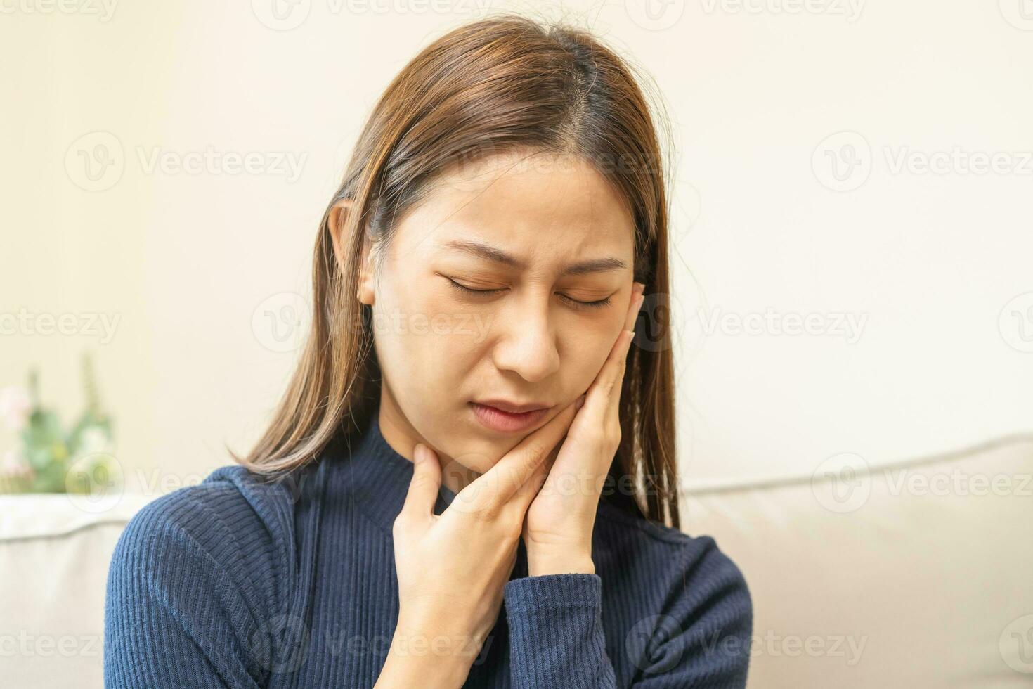 clausura ojos asiático joven mujer conmovedor mejilla, cara expresión desde dolor de muelas, diente decaer o sensibilidad, teniendo diente o dientes problema o inflamación, sufrimiento desde salud. sensible dientes personas foto