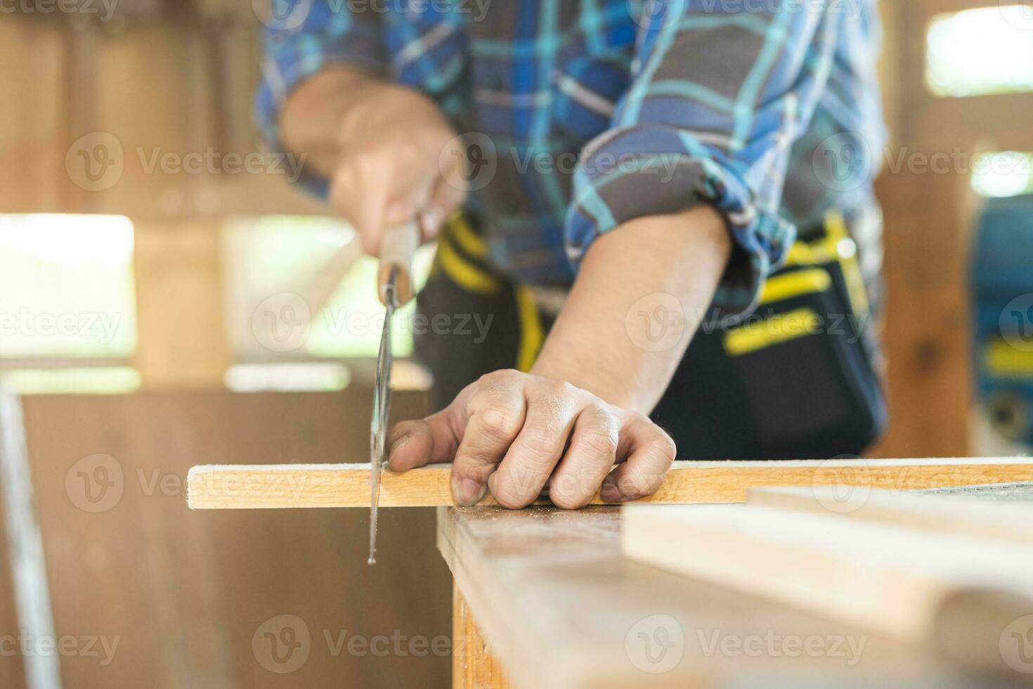 carpintería profesional, asiático joven hombre, masculino carpintero utilizar máquinas o herramienta, cuchillo Sierra a cortar tablero madera en pequeño tienda. carpintería, mueble haciendo, construcción industria. propietario pequeño negocio personas foto