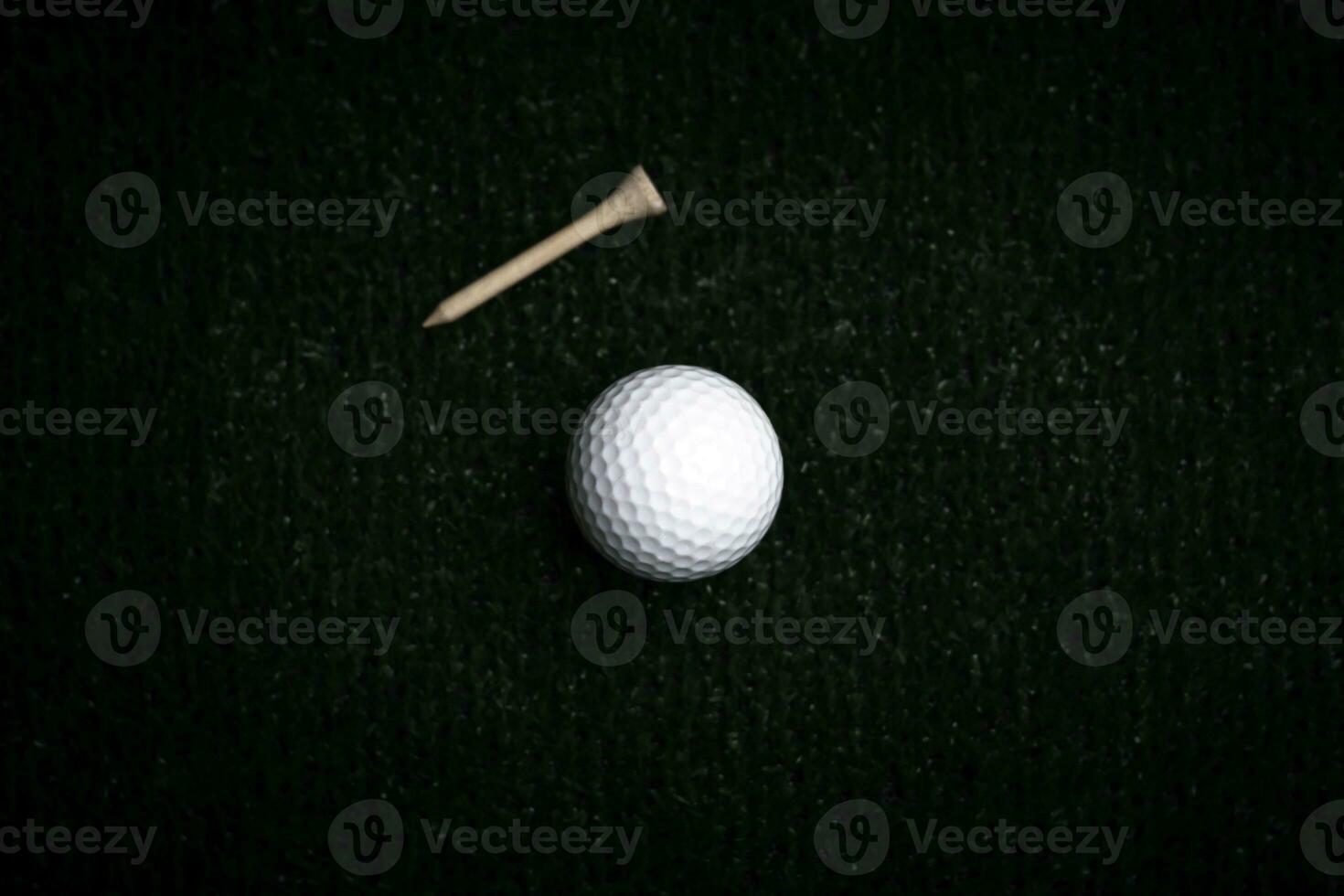 pelota de golf de cerca sobre hierba verde en un hermoso paisaje borroso de fondo de golf.concepto de deporte internacional que se basa en habilidades de precisión para la relajación de la salud. foto