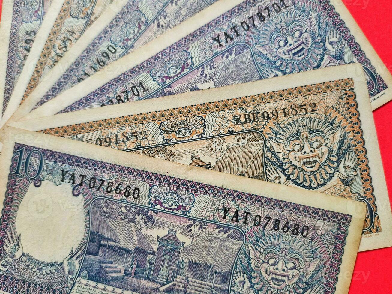 parte superior ver de antiguo indonesio billetes rp.10 rupia emitido en 1963. antiguo rupia moneda concepto aislado en un rojo antecedentes foto