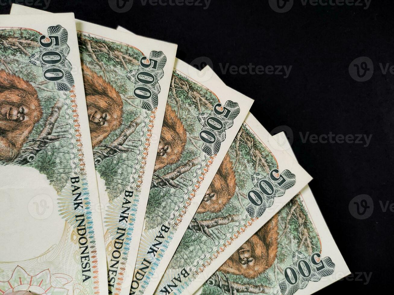 parte superior ver de antiguo indonesio billetes 500,00 rp. rupia emitido en 1992. antiguo rupia moneda concepto aislado en negro antecedentes. foto