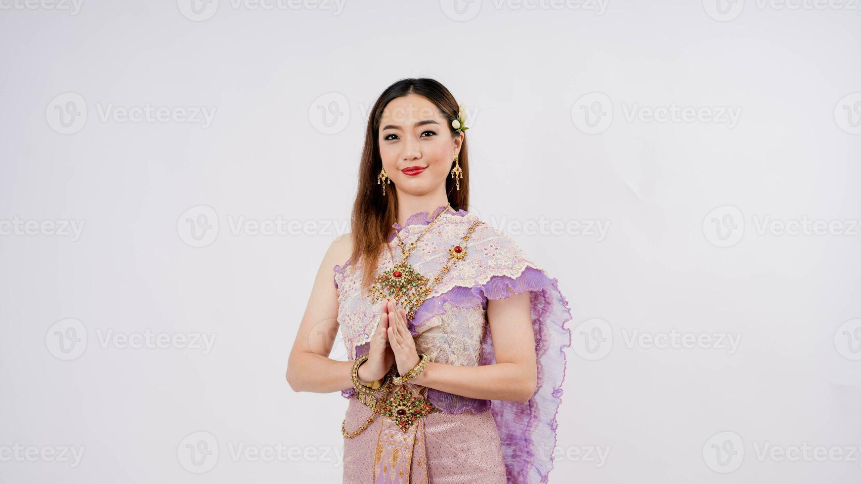 lujo retrato de un hermosa tailandés mujer en tradicional tailandés disfraz posando a pagar el respeto con sonriente aislado en blanco antecedentes foto
